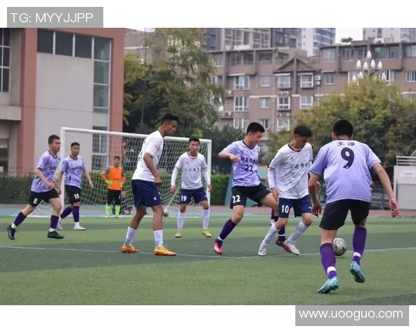 在绿茵场上挥洒汗水与激情踢足球的乐趣无穷无尽