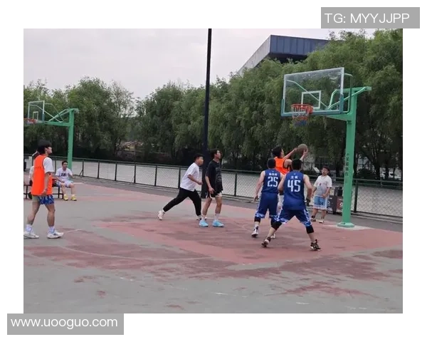 在篮球场上感受快乐与友谊的无限魅力与激情